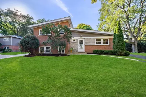 305 Wilshire Dr W, Wilmette, IL 60091