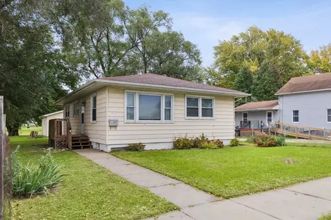 1337 Morton Dr, East Moline, IL 61244