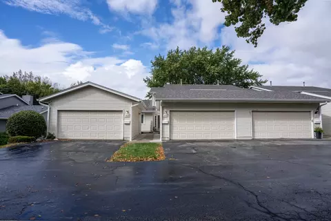 3076 Parkwild Dr, Bettendorf, IA 52722