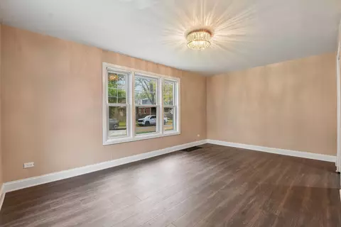 Living - 4004 Oak Ave, Brookfield, IL 60513 photo 5 of 6
