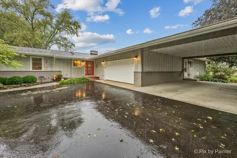 1070 Rose Ct, Woodstock, IL 60098