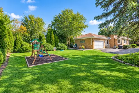 Exterior - 400 Addison Rd, Riverside, IL 60546 photo 3 of 4