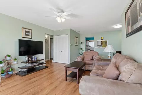 Living - 612 Cobblestone Cir #E, Glenview, IL 60025 photo 2 of 4