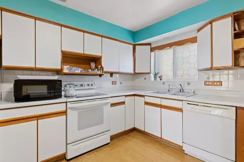 Kitchen - 612 Cobblestone Cir #E, Glenview, IL 60025 photo 2 of 3