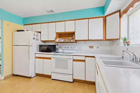 Kitchen - 612 Cobblestone Cir #E, Glenview, IL 60025 photo 3 of 3