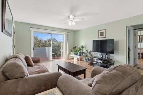 Living - 612 Cobblestone Cir #E, Glenview, IL 60025 photo 3 of 4
