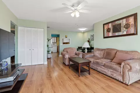 Living - 612 Cobblestone Cir #E, Glenview, IL 60025 photo 1 of 4