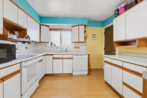 Kitchen - 612 Cobblestone Cir #E, Glenview, IL 60025 photo 1 of 3
