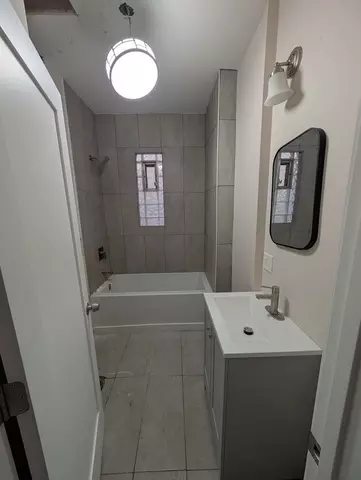 Bath - 654 E 92nd Pl, Chicago, IL 60619 photo 1 of 2