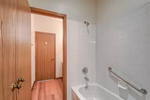 Bath - 2515 Eldorado Ln, Naperville, IL 60564 photo 2 of 3