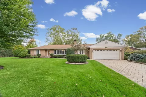 1102 W Burgoyne Rd, Arlington Heights, IL 60004