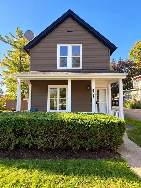 907 Porter St, Waukegan, IL 60085
