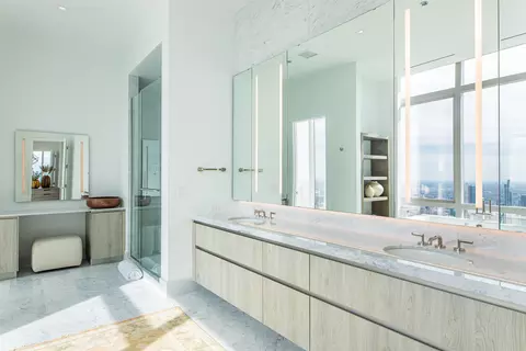 Bath - 363 E Wacker Dr #7701, Chicago, IL 60601 photo 2 of 2