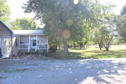 Exterior - 8024 Garrett Rd, Alma, IL 62807 photo 3 of 11