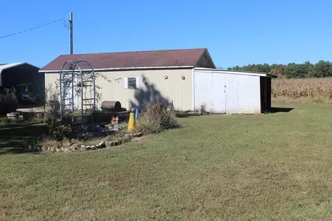 Exterior - 8024 Garrett Rd, Alma, IL 62807 photo 7 of 11