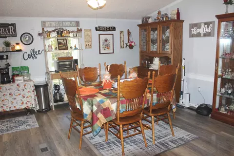 Dining - 8024 Garrett Rd, Alma, IL 62807 photo 3 of 4