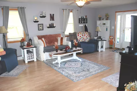 Living - 8024 Garrett Rd, Alma, IL 62807 photo 1 of 1