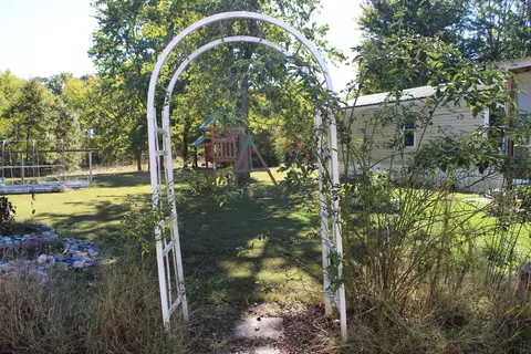Exterior - 8024 Garrett Rd, Alma, IL 62807 photo 6 of 11