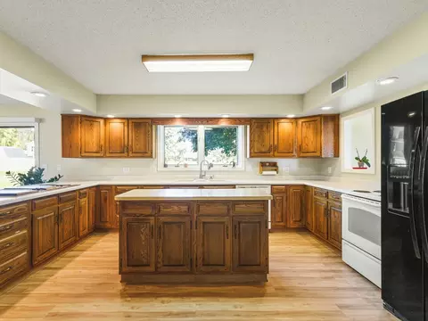 Kitchen - 3900 Pine Hill Rd, Sterling, IL 61081 photo 4 of 7