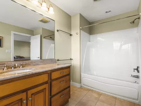 Bath - 3900 Pine Hill Rd, Sterling, IL 61081 photo 3 of 12