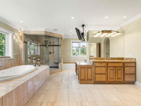 Bath - 3900 Pine Hill Rd, Sterling, IL 61081 photo 11 of 12