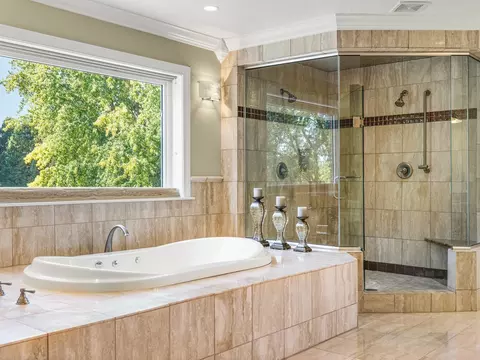 Bath - 3900 Pine Hill Rd, Sterling, IL 61081 photo 8 of 12