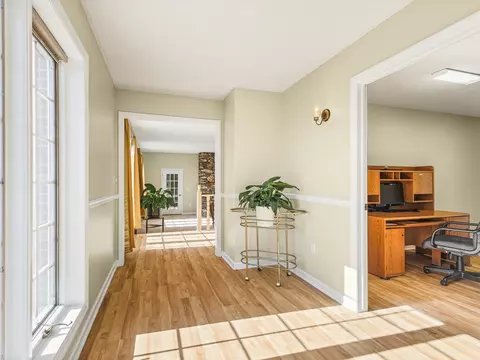 Entry Way - 3900 Pine Hill Rd, Sterling, IL 61081 photo 5 of 11