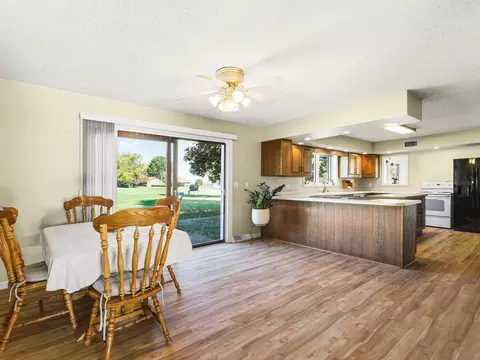 Dining - 3900 Pine Hill Rd, Sterling, IL 61081 photo 5 of 6
