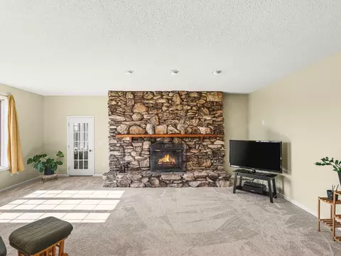 Living - 3900 Pine Hill Rd, Sterling, IL 61081 photo 12 of 12