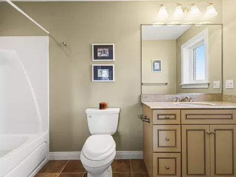 Bath - 3900 Pine Hill Rd, Sterling, IL 61081 photo 5 of 12
