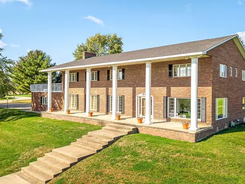 Exterior - 3900 Pine Hill Rd, Sterling, IL 61081 photo 6 of 9