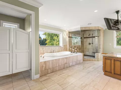 Bath - 3900 Pine Hill Rd, Sterling, IL 61081 photo 10 of 12