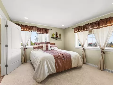Bedroom - 3900 Pine Hill Rd, Sterling, IL 61081 photo 10 of 11
