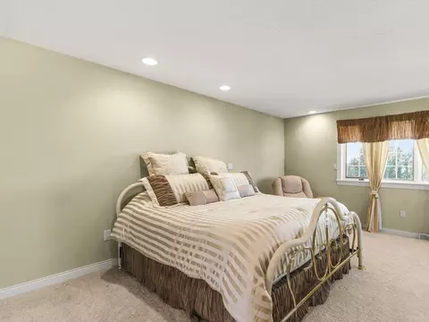 Bedroom - 3900 Pine Hill Rd, Sterling, IL 61081 photo 2 of 11
