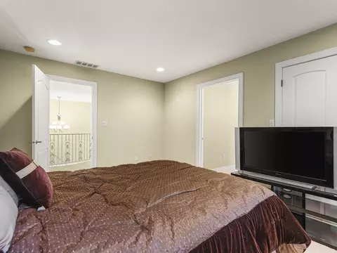 Bedroom - 3900 Pine Hill Rd, Sterling, IL 61081 photo 4 of 11