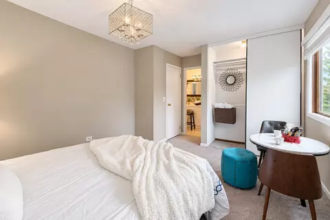 Bedroom - 1401 Knoll Dr, Naperville, IL 60565 photo 5 of 10