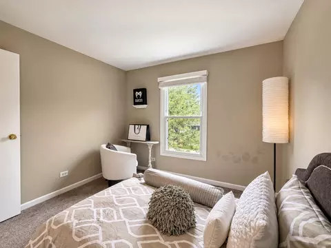 Bedroom - 1401 Knoll Dr, Naperville, IL 60565 photo 6 of 10