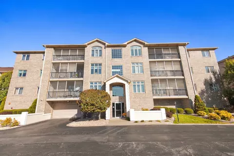 18610 Pine Lake Dr #2B, Tinley Park, IL 60477