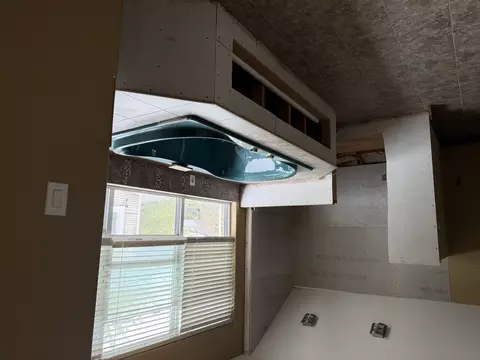 Bath - 818 Charles St, Cairo, IL 62914 photo 4 of 9