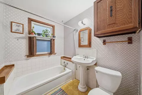 Bath - 407 Hunter Ave, Joliet, IL 60436 photo 1 of 3