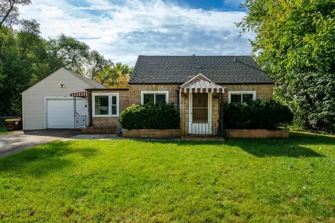613 Colonial Dr, Machesney Park, IL 61115