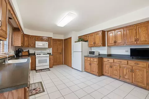 Kitchen - 3631 Parthenon Way, Olympia Fields, IL 60461 photo 3 of 4