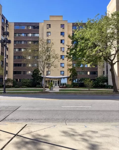 6300 N Sheridan Rd #717, Chicago, IL 60660