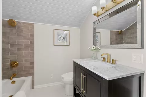 Bath - 5747 N Melvina Ave, Chicago, IL 60646 photo 2 of 3