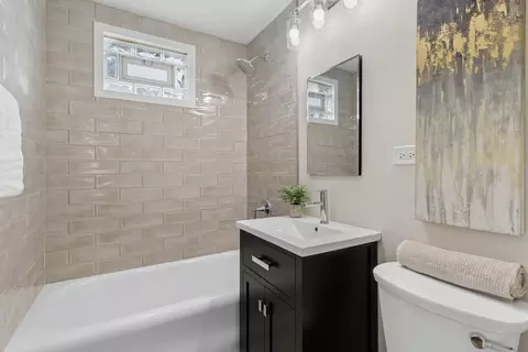 Bath - 5747 N Melvina Ave, Chicago, IL 60646 photo 1 of 3