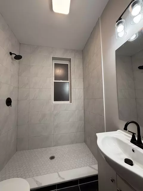 Bath - 7129 S Perry Ave, Chicago, IL 60621 photo 1 of 2