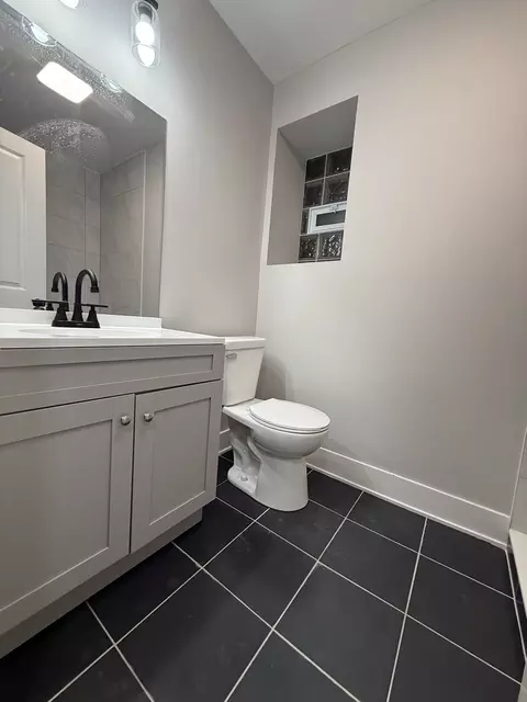 Bath - 7129 S Perry Ave, Chicago, IL 60621 photo 2 of 2