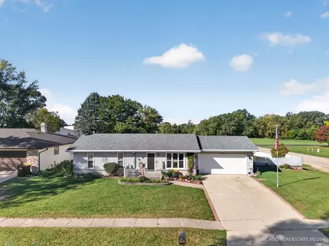 4490 Applewood Ln, Loves Park, IL 61111