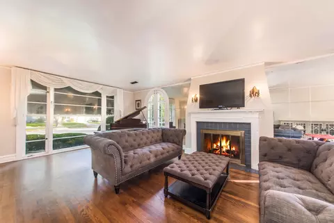 Living - Undisclosed, Des Plaines, IL 60016 photo 1 of 2