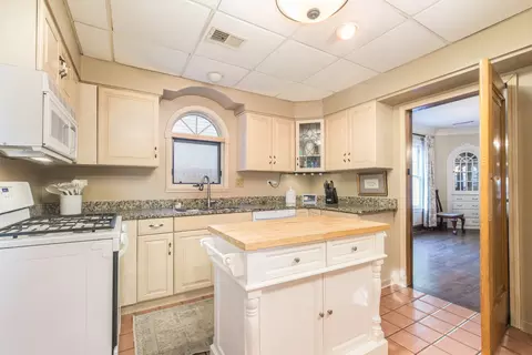 Kitchen - Undisclosed, Des Plaines, IL 60016 photo 1 of 5